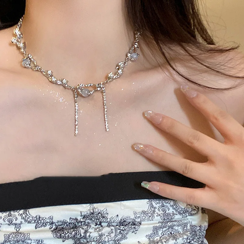 Vintage Crystal Opal Pendant Liquid Metal Necklace for Women Clavicle Chain Geometric Irregular Choker Y2K Jewelry Accessories
Vintage Crystal Opal Pendant Liquid Metal Necklace for Women Clavicle Chain Geometric Irregular Choker Y2K Jewelry Accessories