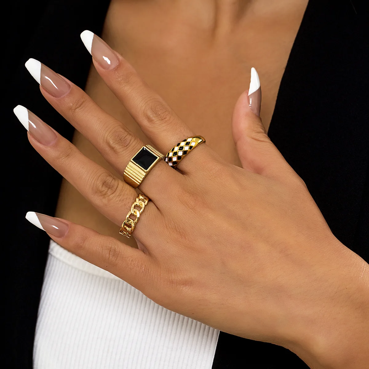 Black and white diamond drop ring ring female square chain index finger ring jewelry
Black and white diamond drop ring ring female square chain index finger ring jewelry