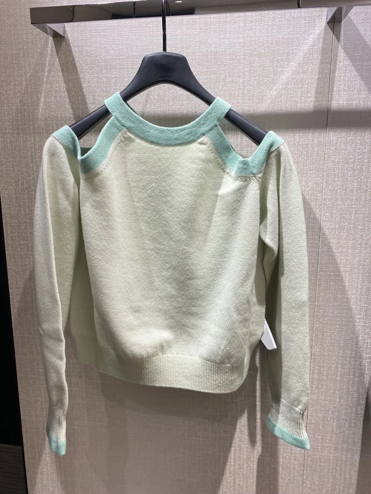 The new pink green off-shoulder clothes version does not pick the upper body super thin everything
The new pink green off-shoulder clothes version does not pick the upper body super thin everything