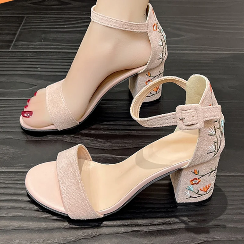 Embroidered Mid-heel Sandals Women 2023 Summer New All-match Thick Heel Elegant Retro Open Toe Sandals for Women Zapatos
Embroidered Mid-heel Sandals Women 2023 Summer New All-match Thick Heel Elegant Retro Open Toe Sandals for Women Zapatos
