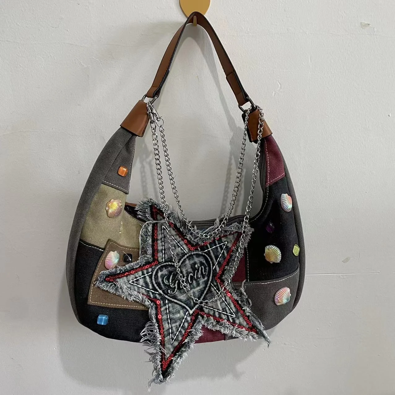 2023 Crescent Bag Luxury Handbag High Quality Vintage The Chain Decorate Flowers Canvas Handbag High Capacity Fashion Stitching
2023 Crescent Bag Luxury Handbag High Quality Vintage The Chain Decorate Flowers Canvas Handbag High Capacity Fashion Stitching