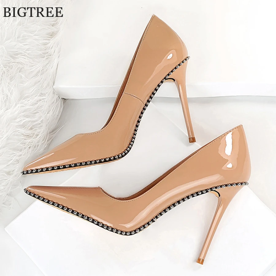 Metal Chain Retro Shallow Female Pumps Black White Patent Leather High Heels Shoes 2023 New Pointed Toe Women Office Party Shoes
Metal Chain Retro Shallow Female Pumps Black White Patent Leather High Heels Shoes 2023 New Pointed Toe Women Office Party Shoes