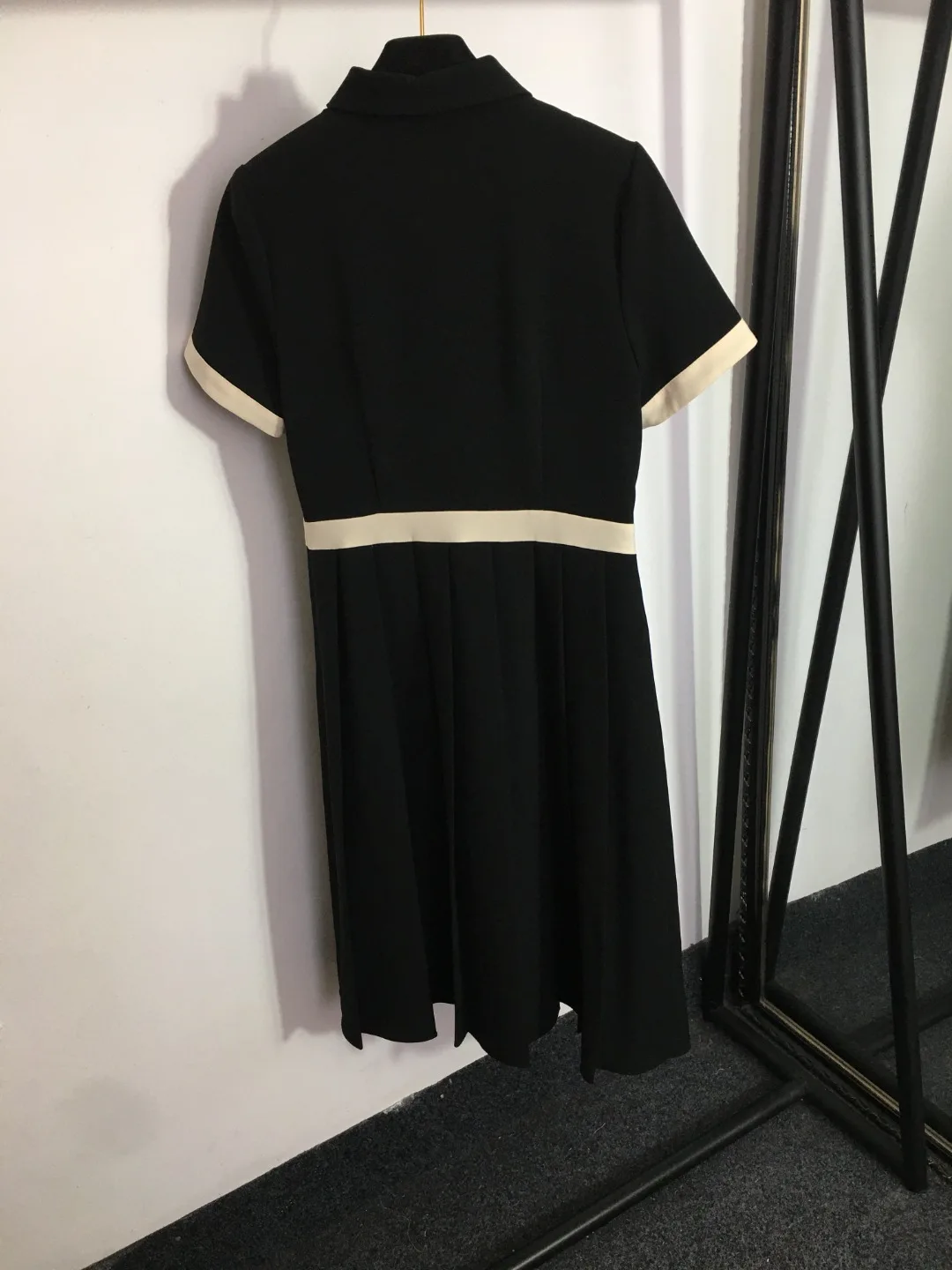 23 Summer New V-Neck Strap A-line Dress Temperament Waist Short Dress Reduced Age 100 Pleated Skirt
23 Summer New V-Neck Strap A-line Dress Temperament Waist Short Dress Reduced Age 100 Pleated Skirt