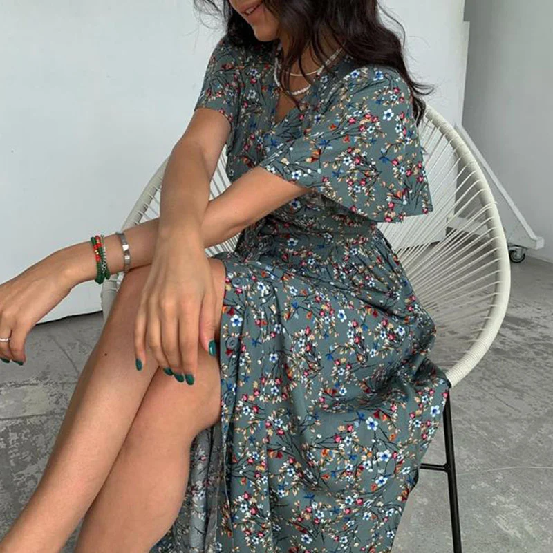 Женское платье-макси с коротким рукавом и цветочным принтом
Женское платье-макси с коротким рукавом и цветочным принтом