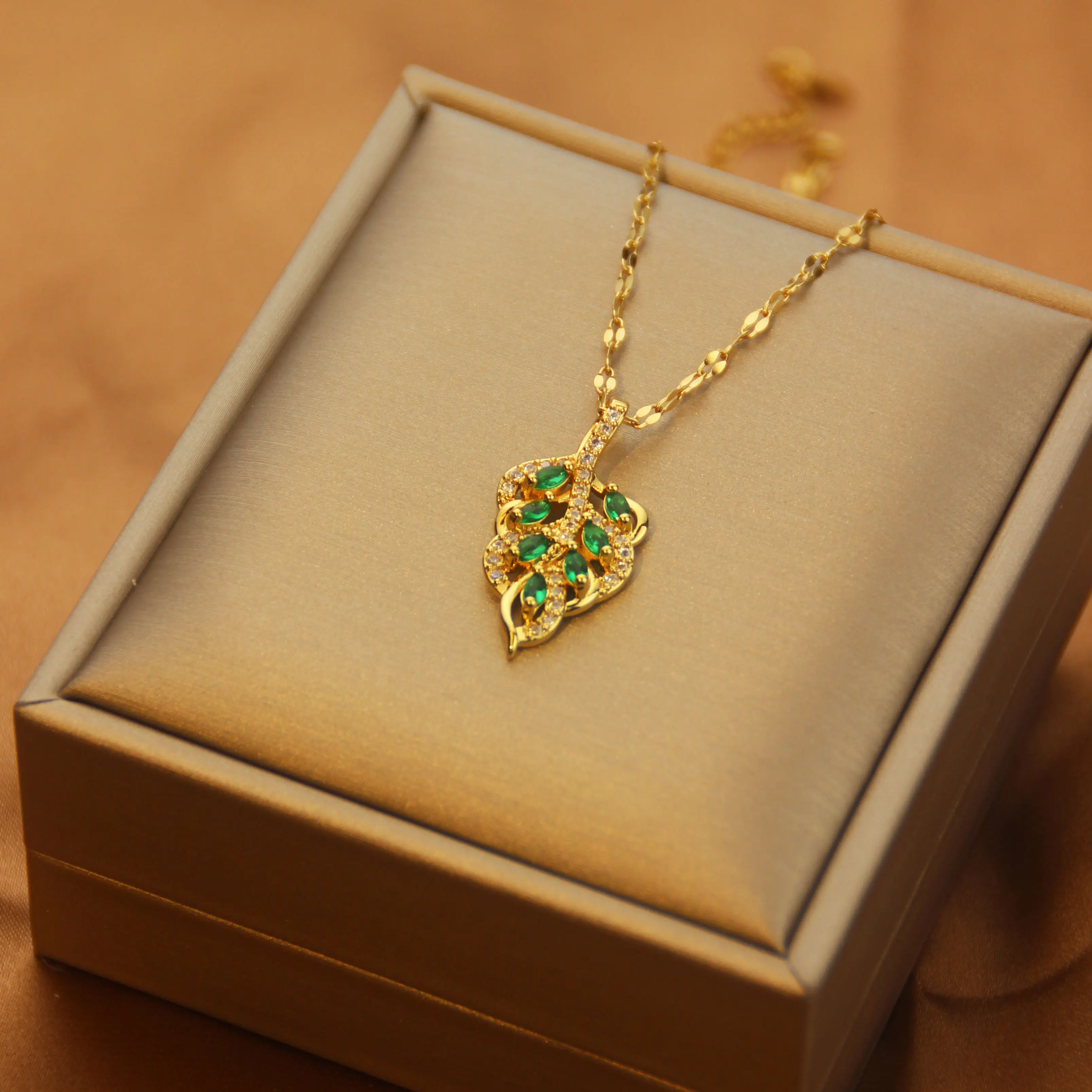 Titanium Steel Golden Women's Necklace, Green Zircon Leaf Pendant, Lucky Mascot, Jewelry Gift
Titanium Steel Golden Women's Necklace, Green Zircon Leaf Pendant, Lucky Mascot, Jewelry Gift