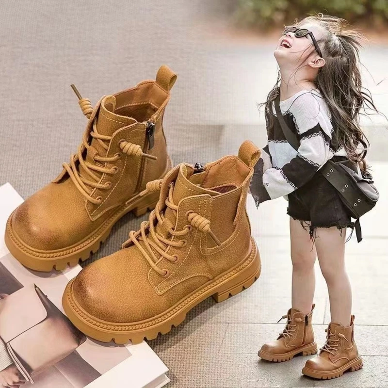 Children's Shoes 2023 Autumn/Winter New Children's Fashion Short Boots Boys' English Style Thin High Top Yellow Boots 
Children's Shoes 2023 Autumn/Winter New Children's Fashion Short Boots Boys' English Style Thin High Top Yellow Boots