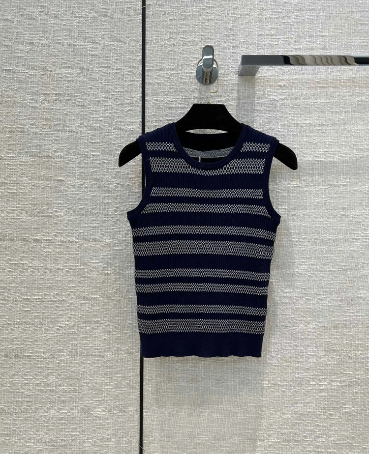 White Striped Knitted Vest Vintage Casual Slim Short Vest 2022 Summer High-end O-neck Short Sleeveless Thin Top for Women
White Striped Knitted Vest Vintage Casual Slim Short Vest 2022 Summer High-end O-neck Short Sleeveless Thin Top for Women