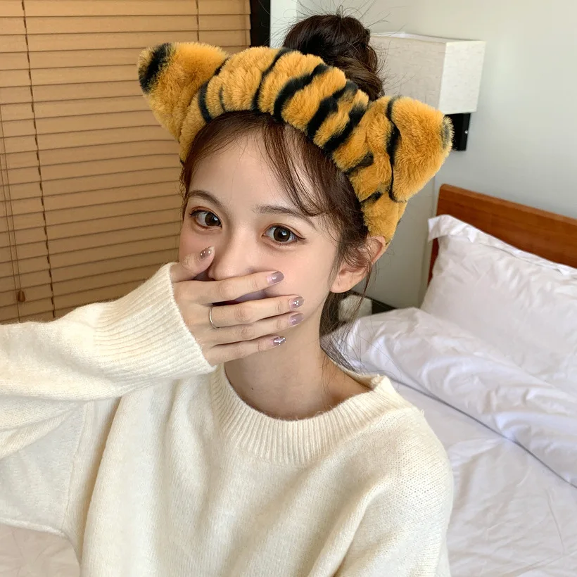 Tiger Wash Face Hair Holder Hairbands Soft Warm Coral Fleece Bow Animal Ears Headband for Women Girls Turban Headband
Tiger Wash Face Hair Holder Hairbands Soft Warm Coral Fleece Bow Animal Ears Headband for Women Girls Turban Headband