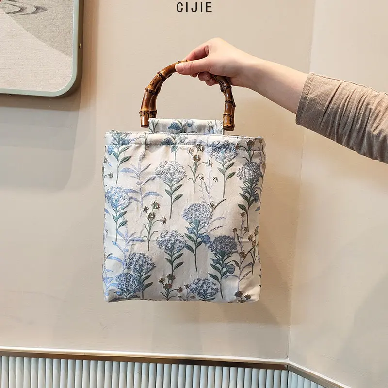 Hydrangea Bamboo Handbag High-Grade Light Gold Glossy Crossbody Casual All-Matching
Hydrangea Bamboo Handbag High-Grade Light Gold Glossy Crossbody Casual All-Matching