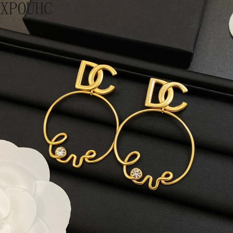 High quality fashionable letter stitching for women's jewelry temperament, versatile pearl earrings
High quality fashionable letter stitching for women's jewelry temperament, versatile pearl earrings