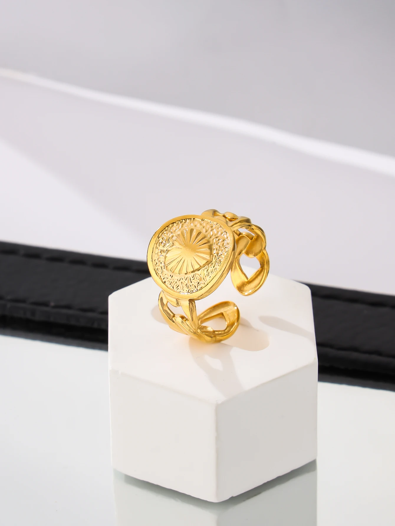 Luxury 18K Gold Plated Titanium Steel Ring INS Personalized Trend Opening Women's Adjustable Stainless Steel Ring
Luxury 18K Gold Plated Titanium Steel Ring INS Personalized Trend Opening Women's Adjustable Stainless Steel Ring