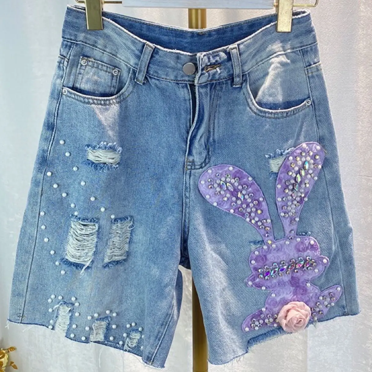 2023 Summer New Fashion Cartoon Rabbit Nail Bead Style Distressed Denim Shorts Women's High Waist Hot Pants
2023 Summer New Fashion Cartoon Rabbit Nail Bead Style Distressed Denim Shorts Women's High Waist Hot Pants