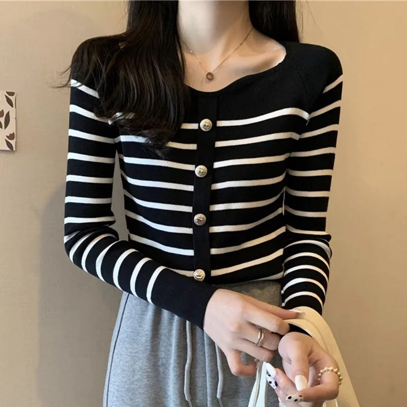 Pull Femme 2023 Autumn Winter Korean Fashion Crop Top Striped Button Slim Sweater for Women Long Sleeve Knitted Pullovers Female
Pull Femme 2023 Autumn Winter Korean Fashion Crop Top Striped Button Slim Sweater for Women Long Sleeve Knitted Pullovers Female