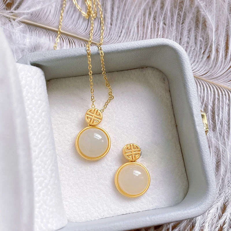 Creative Design Inlaid Natural Hetian Chalcedony Round Pendant Necklace Chinese Palace Style Exquisite Women's Jewelry
Creative Design Inlaid Natural Hetian Chalcedony Round Pendant Necklace Chinese Palace Style Exquisite Women's Jewelry