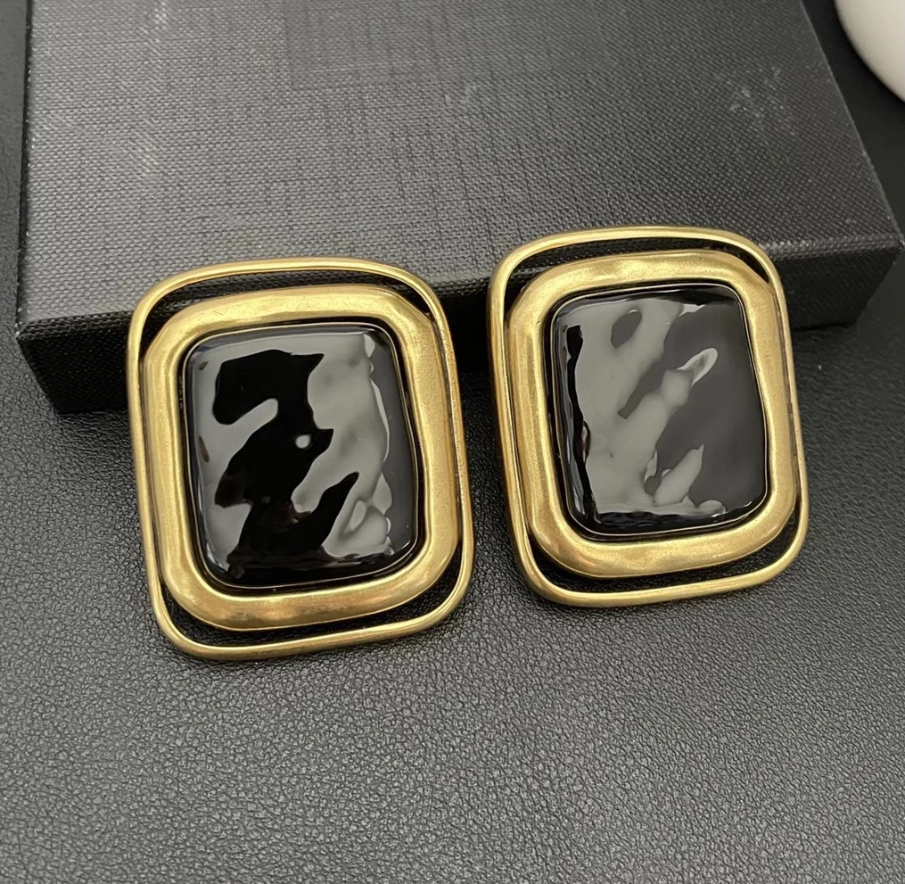 Черные серьги-клипсы с геометрическим рисунком в стиле ретро
Черные серьги-клипсы с геометрическим рисунком в стиле ретро