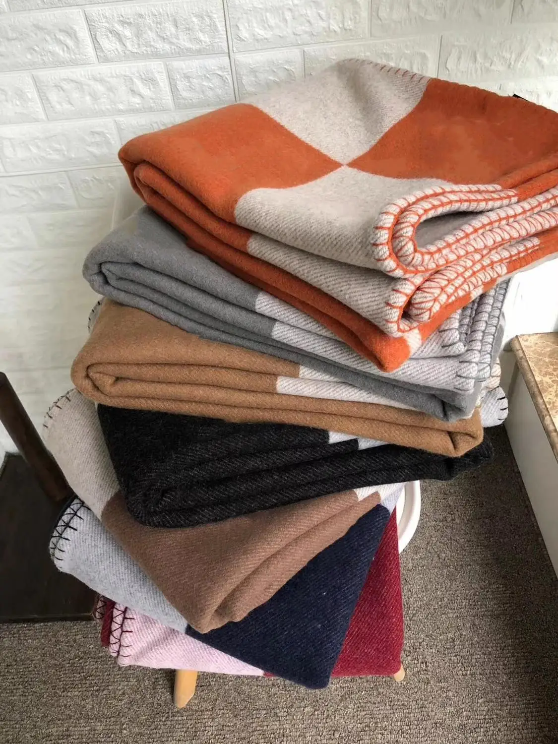Luxury H Blanket Throw European Nobles Weighted Blanket Shawl Scarf American Air Conditioning Sofa Aircraft Blanket Shawl
Luxury H Blanket Throw European Nobles Weighted Blanket Shawl Scarf American Air Conditioning Sofa Aircraft Blanket Shawl