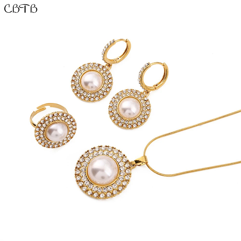 Luxury Design Zirconia Pearl Round Earrings Necklace Rings 18K Dubai Gold Jewelry Sets for Women Islam Muslim Sets Wholesale
Luxury Design Zirconia Pearl Round Earrings Necklace Rings 18K Dubai Gold Jewelry Sets for Women Islam Muslim Sets Wholesale