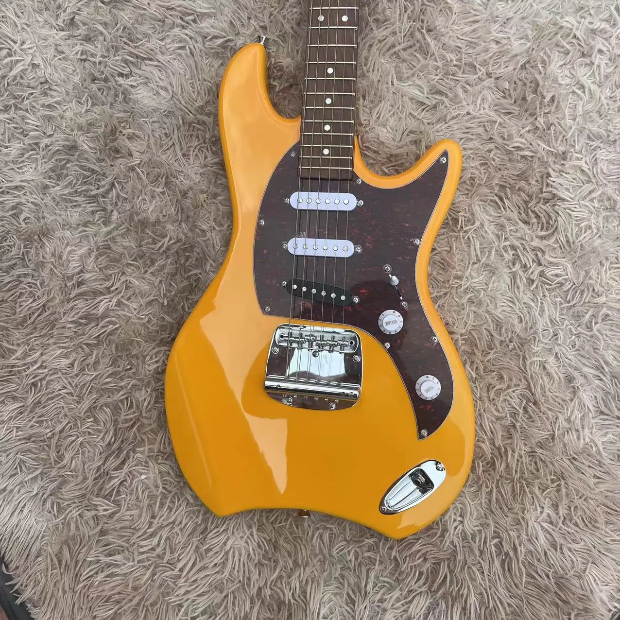 Split ST electric guitar, yellow high gloss, silver accessories, real factory pictures, can be customized, free of freight.
Split ST electric guitar, yellow high gloss, silver accessories, real factory pictures, can be customized, free of freight.