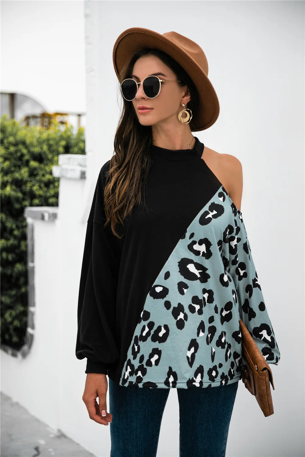 2022 European and American Autumn Winter New Women's Leopard Print Matching Color Off-the-shoulder Loose Casual Top
2022 European and American Autumn Winter New Women's Leopard Print Matching Color Off-the-shoulder Loose Casual Top