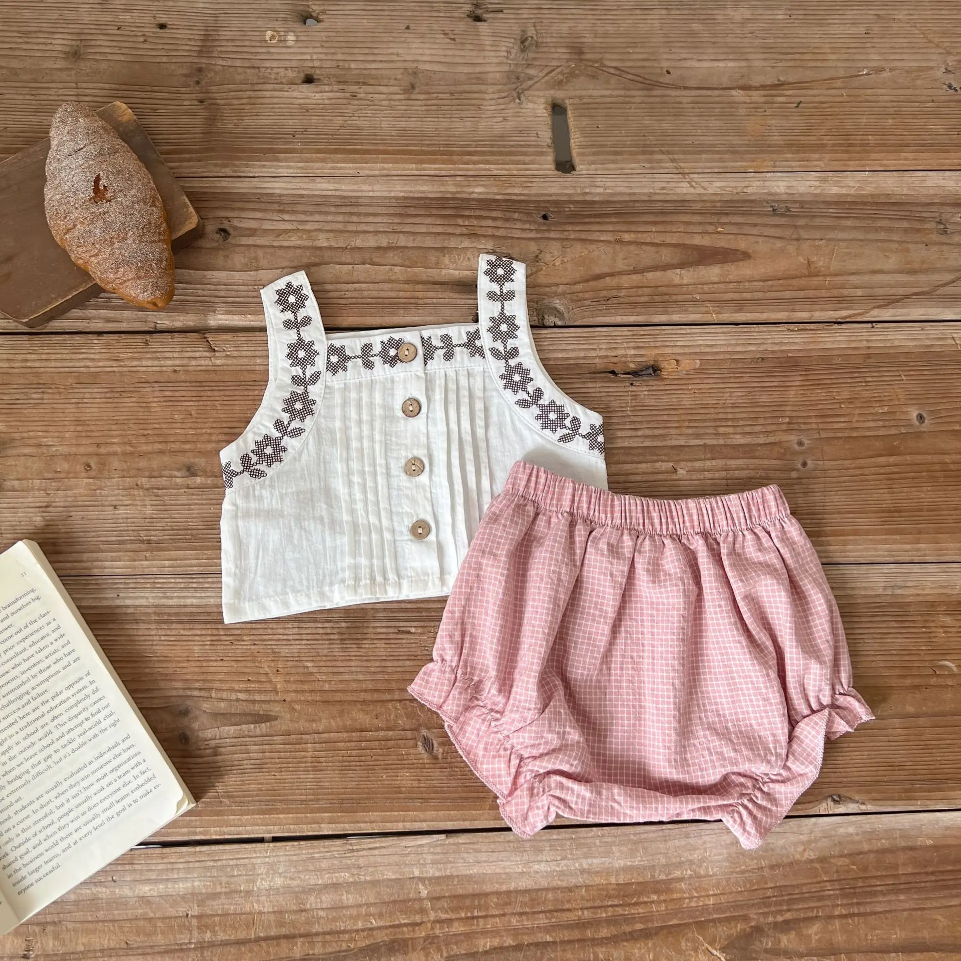 Vintage Princess Girls Lace Embroidery Tops Sleeveless Toddler Baby Shirts +Plaid Kids Shorts Summer Children Breathable Suit
Vintage Princess Girls Lace Embroidery Tops Sleeveless Toddler Baby Shirts +Plaid Kids Shorts Summer Children Breathable Suit