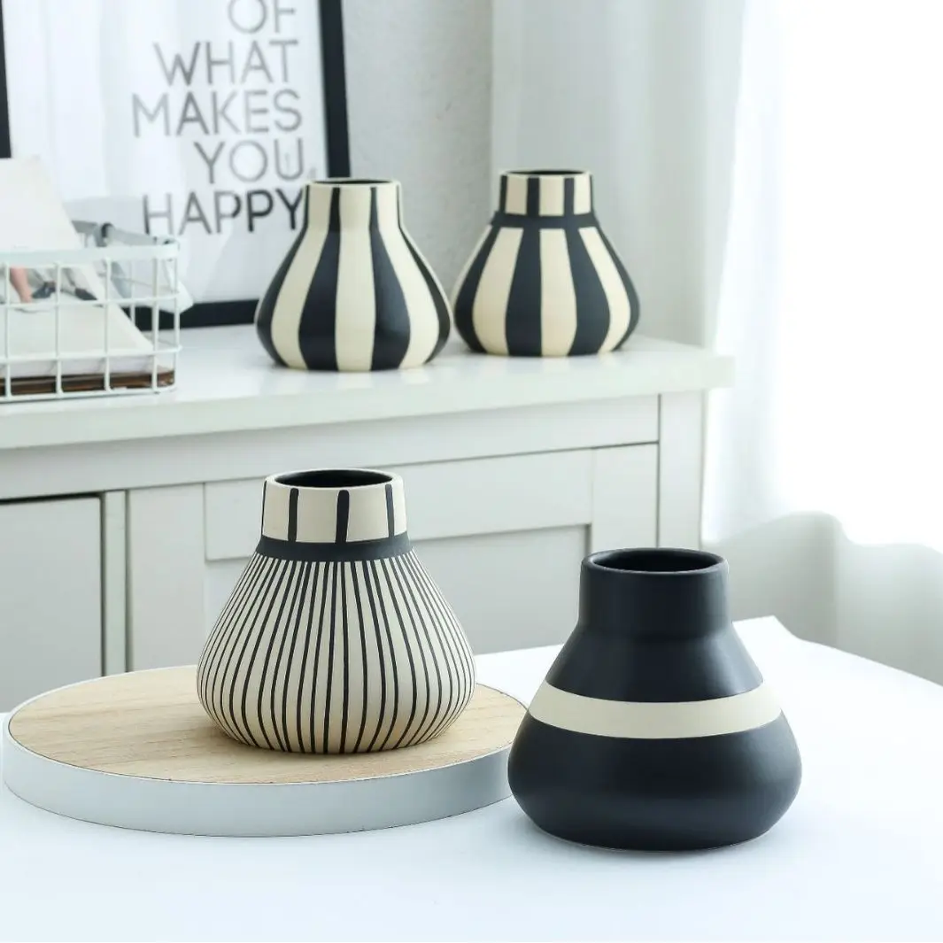 High-grade original hand-painted vases ceramic black and white retro art small vase flower arrangement
High-grade original hand-painted vases ceramic black and white retro art small vase flower arrangement