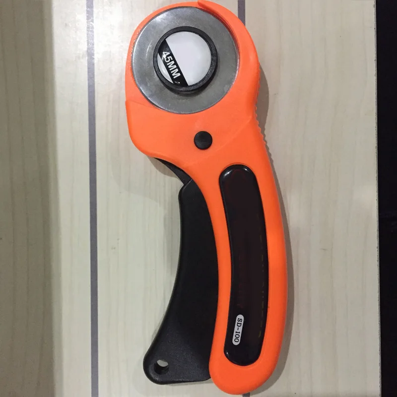 45mm Patchwork Roller Wheel Knife Cloth Cutting Knife Leather Paper Fabric Craft Fabrics Rotary Cutter DIY Sewing Accessories
45mm Patchwork Roller Wheel Knife Cloth Cutting Knife Leather Paper Fabric Craft Fabrics Rotary Cutter DIY Sewing Accessories
