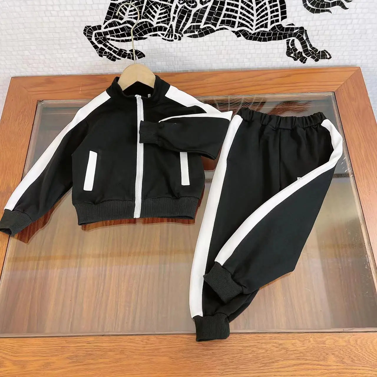 Designer Boys Clothes Sets 2022 Autumn New Children's Clothing Boy Sportswear Fashion Zipper Cardigan Jacket Trousers 2Pcs Suit
Designer Boys Clothes Sets 2022 Autumn New Children's Clothing Boy Sportswear Fashion Zipper Cardigan Jacket Trousers 2Pcs Suit