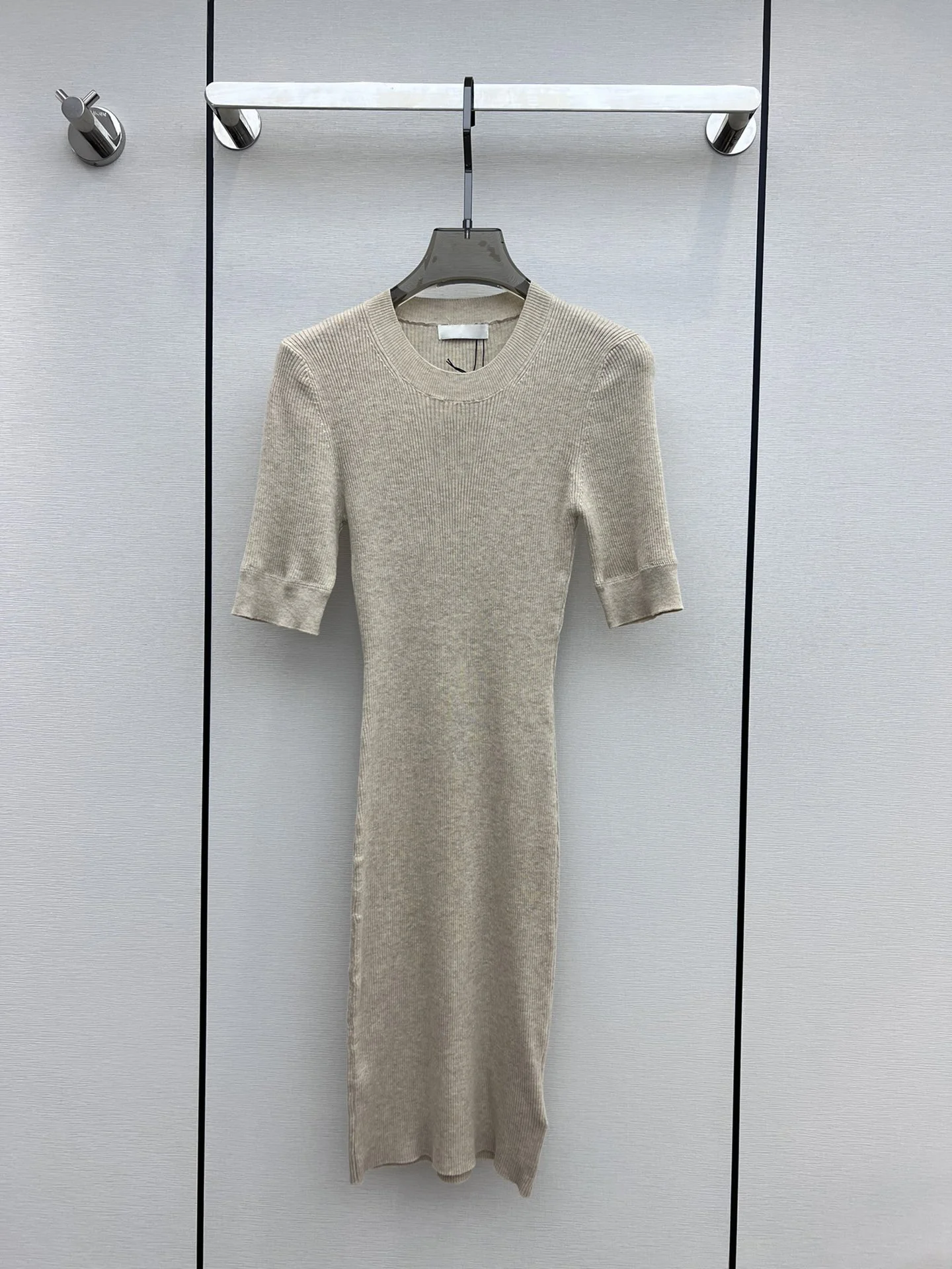 Spring and summer new color contrast letters decorated round neck short sleeve knit skirt
Spring and summer new color contrast letters decorated round neck short sleeve knit skirt