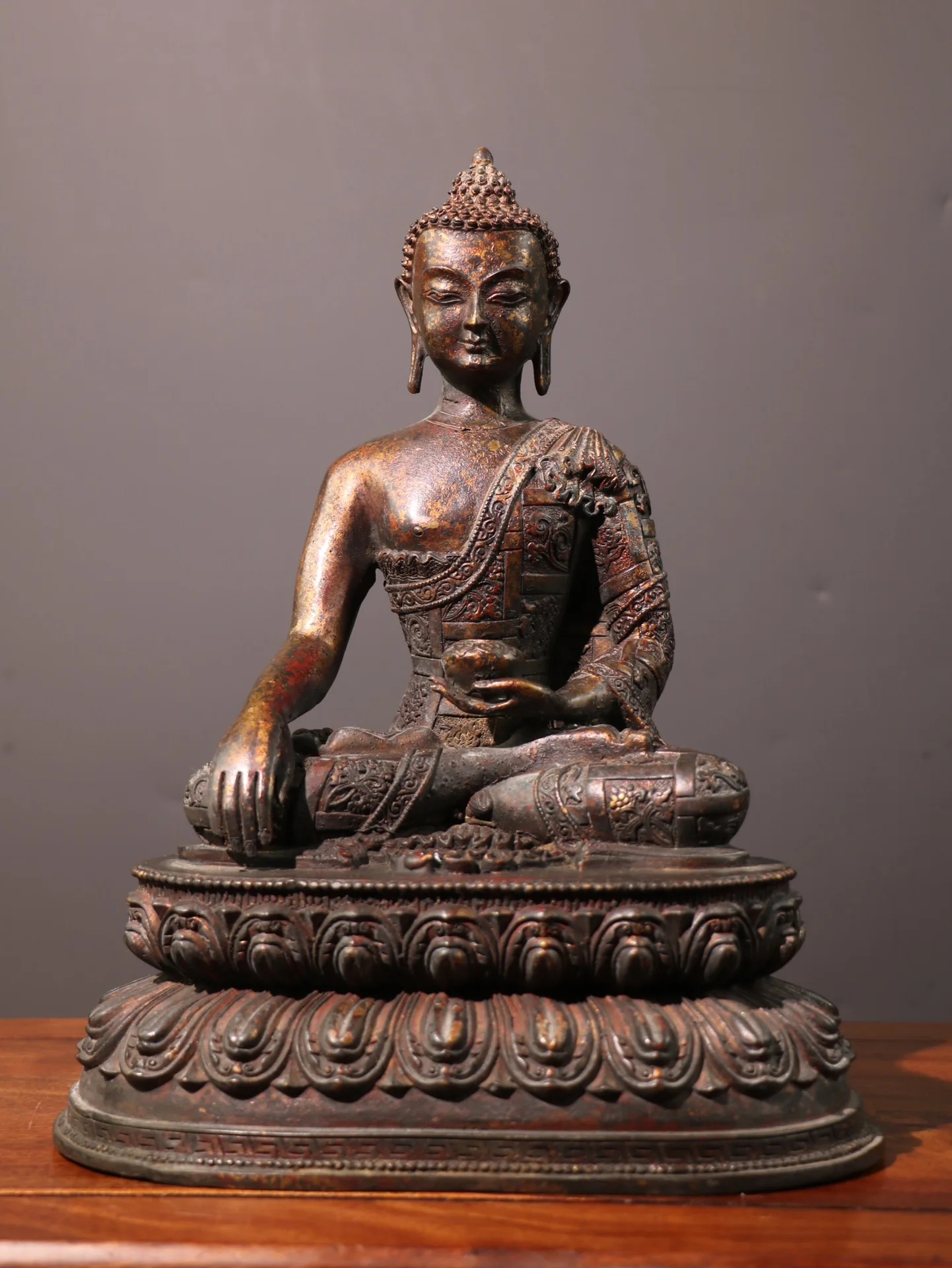 12"Tibetan Temple Collection Old Bronze Cinnabar Mud gold Shakyamuni Amitabha Buddha Double Lotus Platform Worship Hall
12"Tibetan Temple Collection Old Bronze Cinnabar Mud gold Shakyamuni Amitabha Buddha Double Lotus Platform Worship Hall