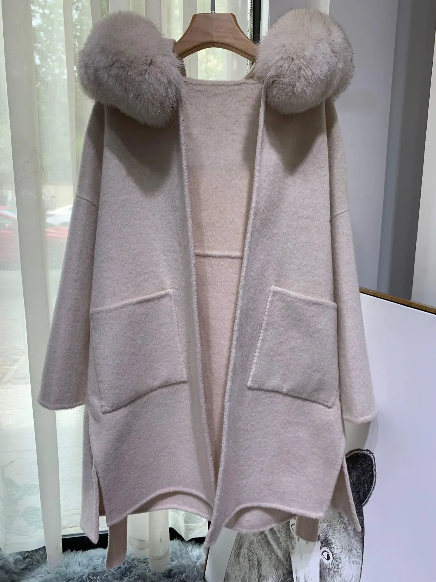 

Женское пальто из натуральной кожи, свободная кашемировая куртка большого размера с поясом и капюшоном из меха лисы, уличная одежда, зима 2023