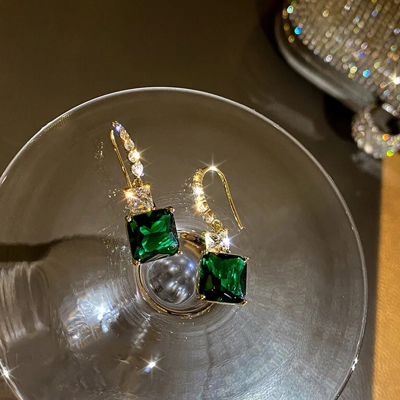 Женские серьги-подвески с изумрудом, в французском стиле 
Женские серьги-подвески с изумрудом, в французском стиле