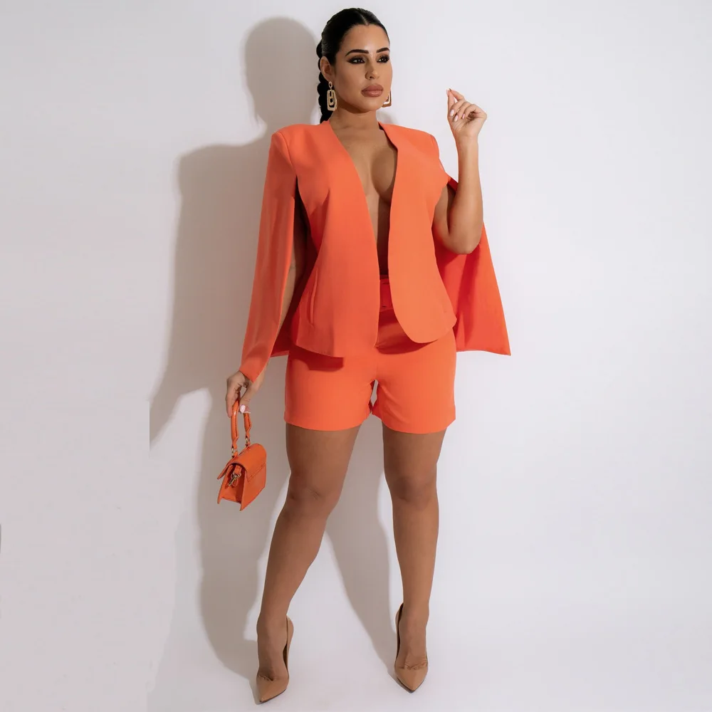 Летний комплект из двух предметов: плащ, шаль и шорты 
Летний комплект из двух предметов: плащ, шаль и шорты