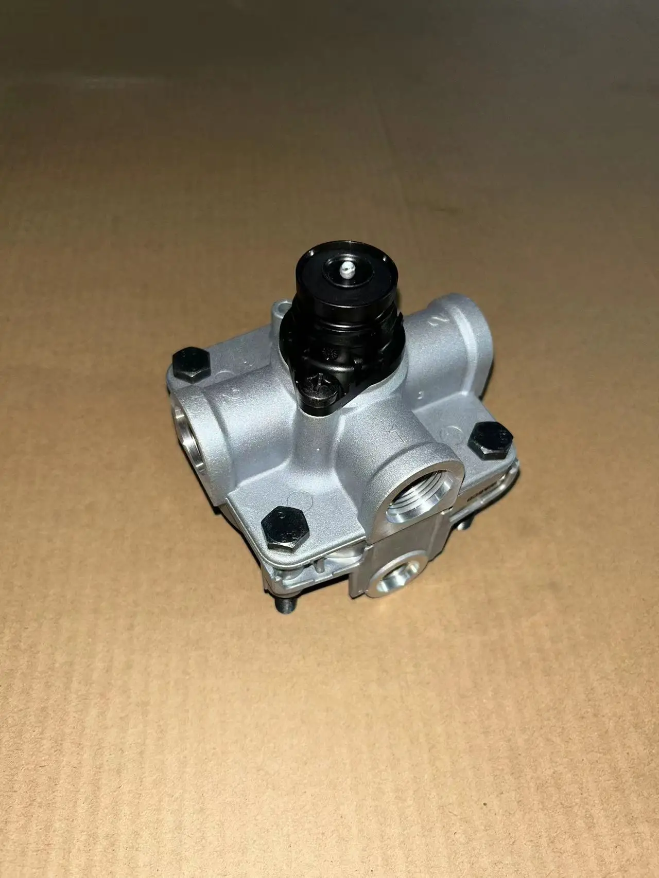 Original WABCO 9730110010 Relay Valve KAMAZ 5490 54901 6580 V-OLVO S-CANIA DAF European truck Parts
Original WABCO 9730110010 Relay Valve KAMAZ 5490 54901 6580 V-OLVO S-CANIA DAF European truck Parts