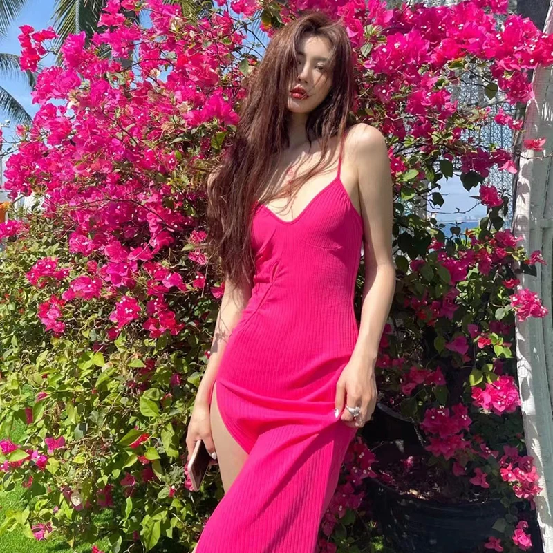 Платье женское средней длины с V-образным вырезом
Платье женское средней длины с V-образным вырезом