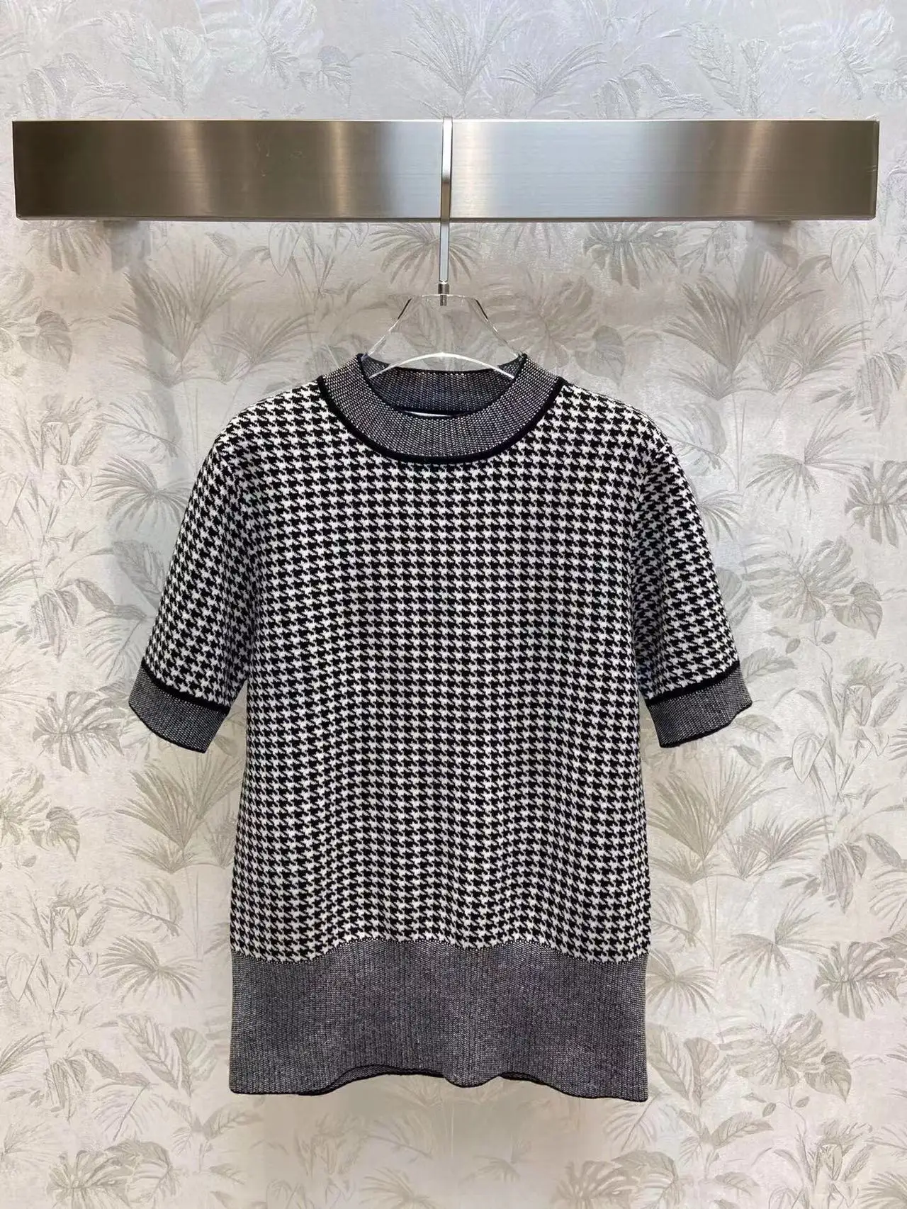 Fyion Fashion Runway 2022 Spring Summer Casual Wool T-shirt Women Plaid Printed Short Sleeve Knitted T-Shirts
Fyion Fashion Runway 2022 Spring Summer Casual Wool T-shirt Women Plaid Printed Short Sleeve Knitted T-Shirts