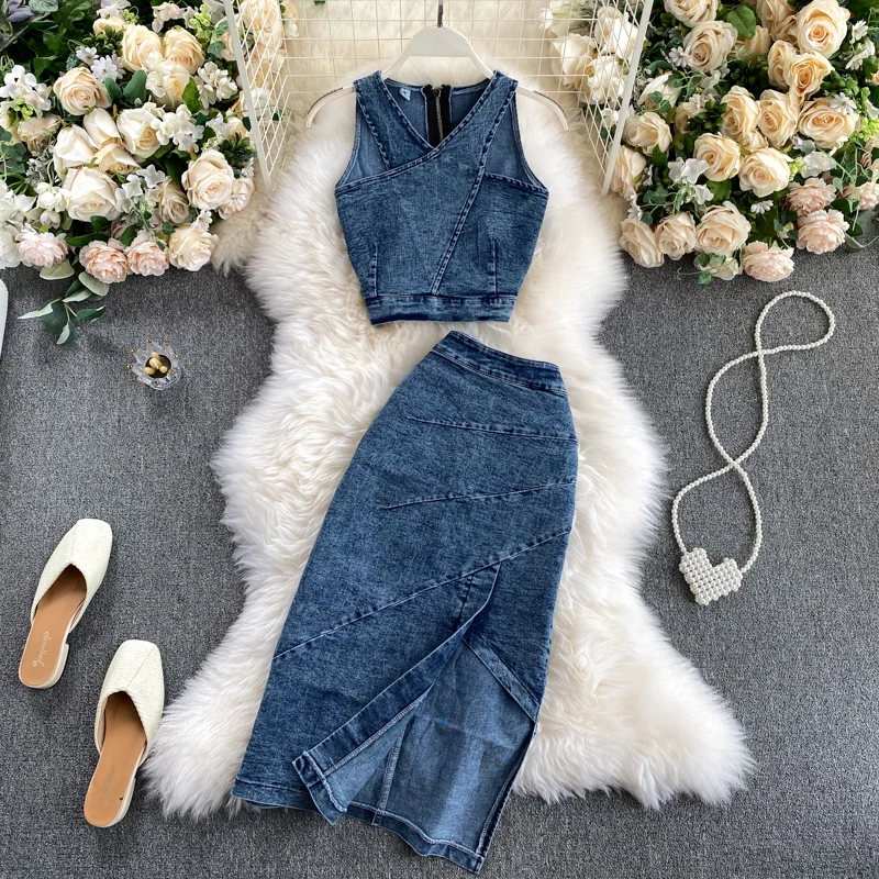 Women Denim Two Piece Set 2022 New Summer V-neck Sleeveless Vests Cropped Top + Slim High Waist Split Mid-length Skirt Suit
Women Denim Two Piece Set 2022 New Summer V-neck Sleeveless Vests Cropped Top + Slim High Waist Split Mid-length Skirt Suit