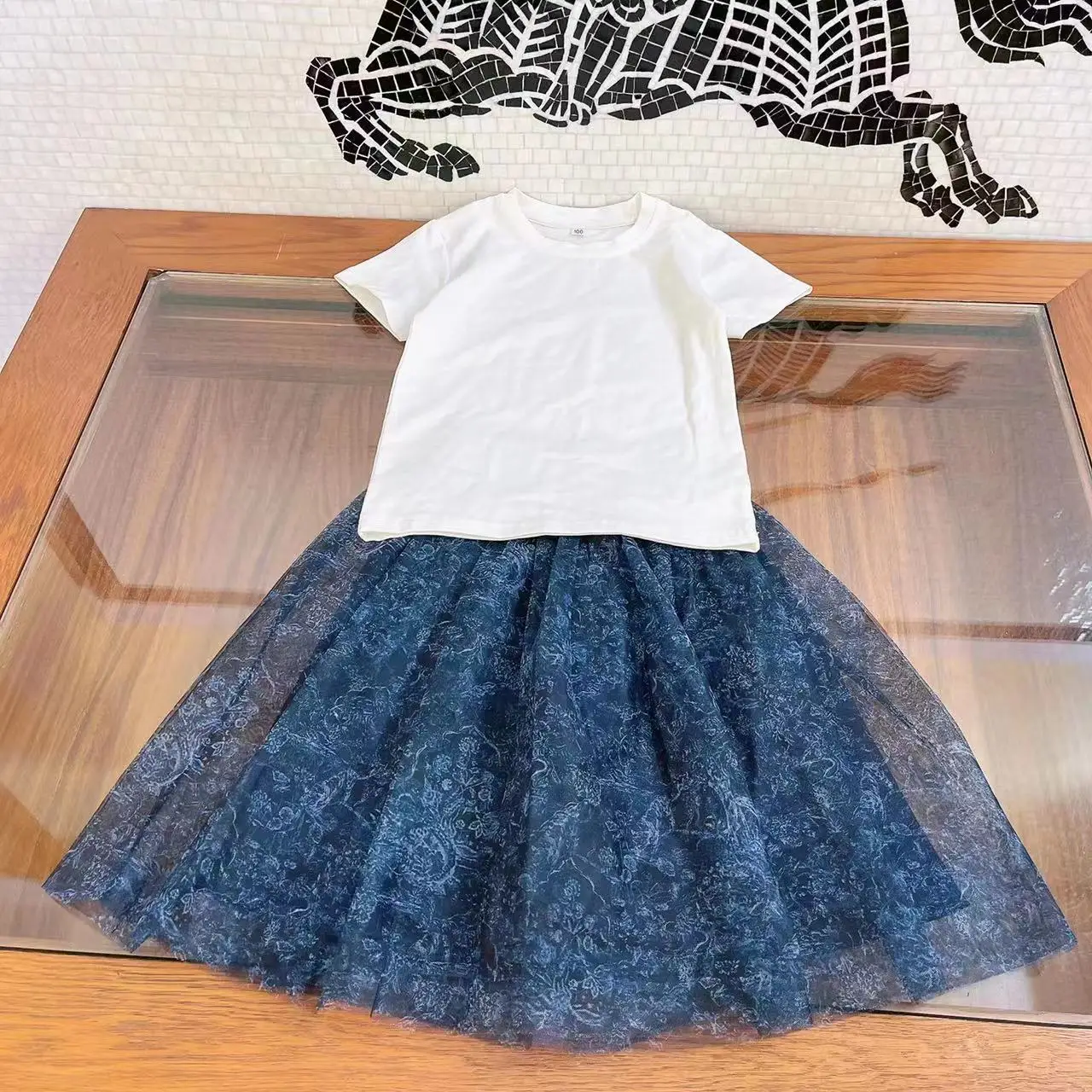 2022 Summer New Fashion Designer Baby Girl Cotton with Mesh Skirt 2PCS Letter Printed Girls Sets Dress Two Piece Fashion Outfits
2022 Summer New Fashion Designer Baby Girl Cotton with Mesh Skirt 2PCS Letter Printed Girls Sets Dress Two Piece Fashion Outfits