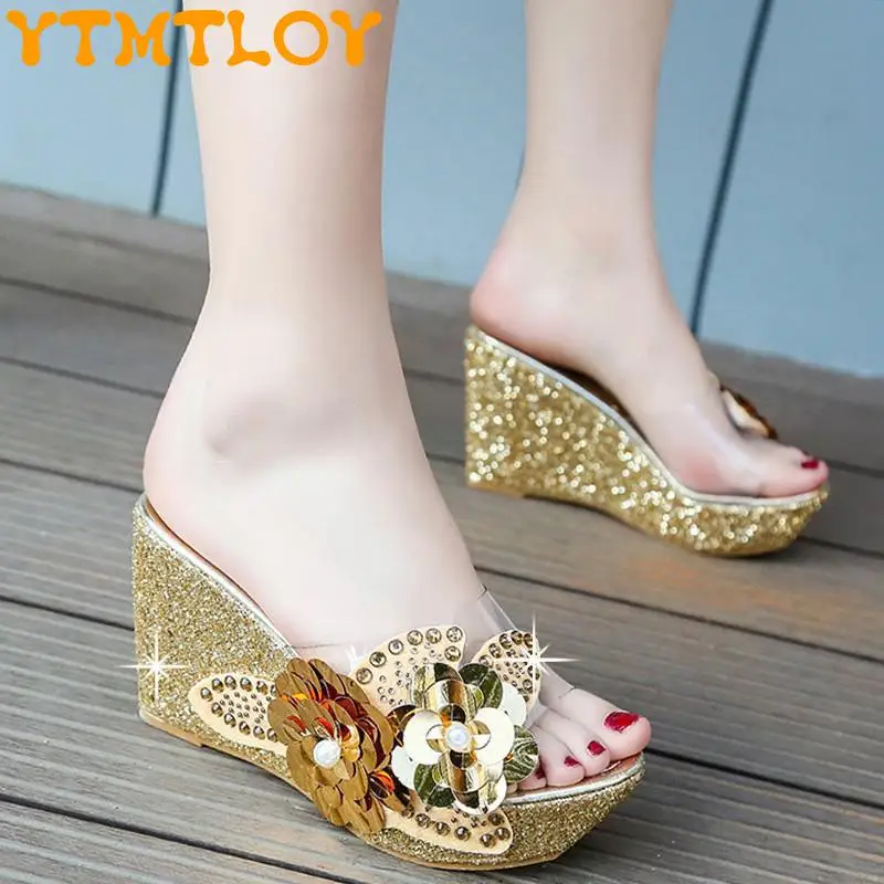 Summer New Fashion Sequin Sandals And Slippers Rose Wedge Heel Non-slip Thick Bottom Word Drag Fish Mouth High Heel Platform Sho
Summer New Fashion Sequin Sandals And Slippers Rose Wedge Heel Non-slip Thick Bottom Word Drag Fish Mouth High Heel Platform Sho