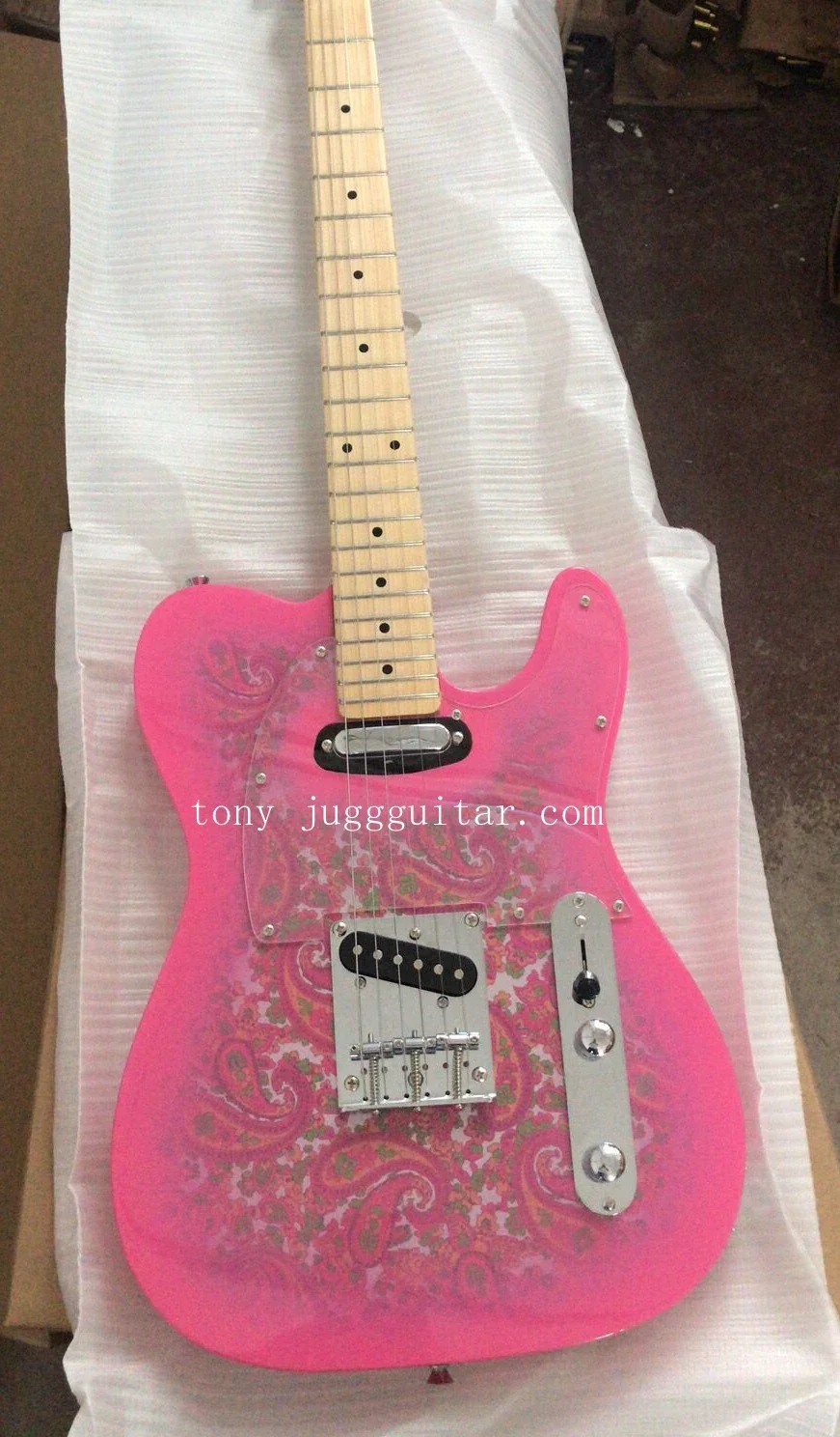 TL69 PINK FLOWER 1968 Paisley Electric Guitar Maple Fretboard Dot Inlay, Chrome 3 Saddles Bridge
TL69 PINK FLOWER 1968 Paisley Electric Guitar Maple Fretboard Dot Inlay, Chrome 3 Saddles Bridge