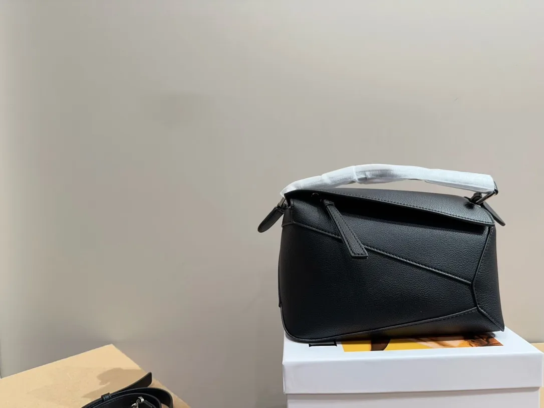 2023 New Brand Luxury Designer Puzzle Color Block Geometry Bag with Leather Handheld Shoulder Crossbody Bag Size: 24*15cm
2023 New Brand Luxury Designer Puzzle Color Block Geometry Bag with Leather Handheld Shoulder Crossbody Bag Size: 24*15cm