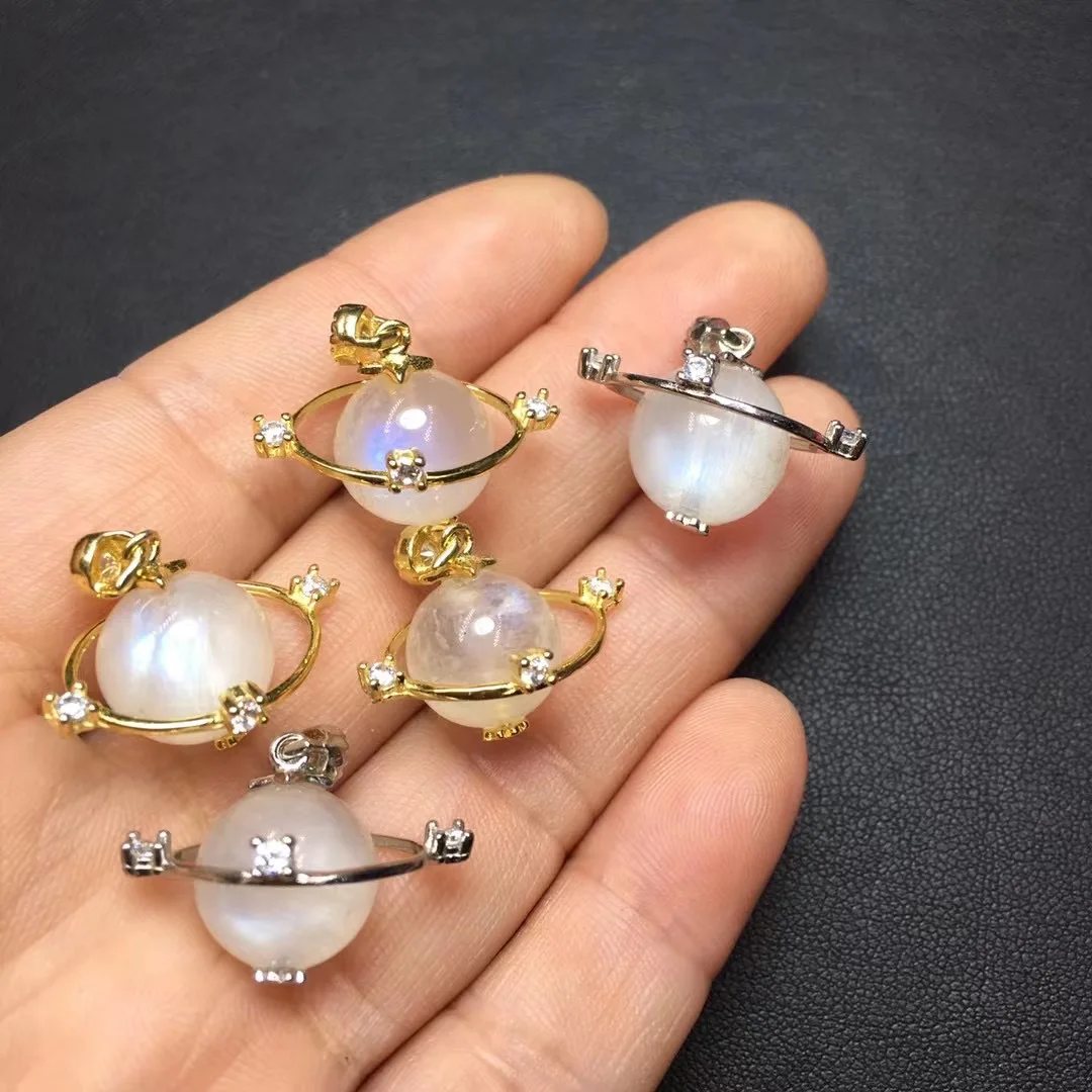 1 Pc Fengbaowu Natural Blue Moonstone Sphere Planet Pendant 925 Sterling Silver Crystal Fashion Jewelry Gift For Women Men
1 Pc Fengbaowu Natural Blue Moonstone Sphere Planet Pendant 925 Sterling Silver Crystal Fashion Jewelry Gift For Women Men