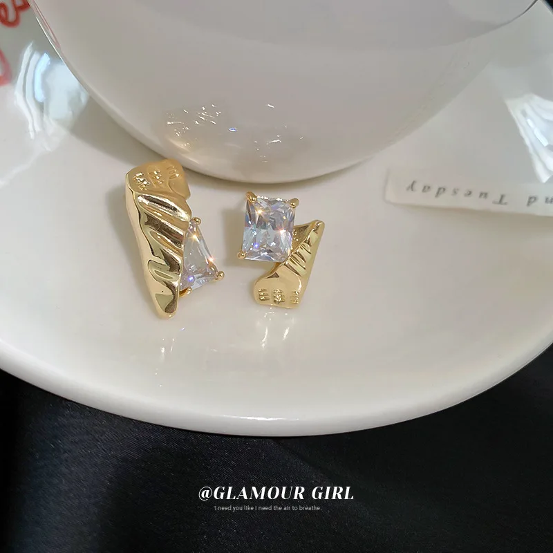 Silver Needle Asymmetrical Diamond Inlaid Square Candy Earrings Korean Temperament Design Metal Style Personalized
Silver Needle Asymmetrical Diamond Inlaid Square Candy Earrings Korean Temperament Design Metal Style Personalized