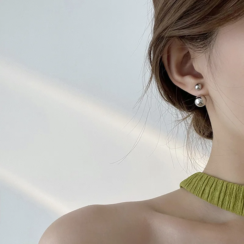 S925 Silver Needle Simple Metal Ball Personality Stud Earrings Cold Wind Versatile Net Red Earrings
S925 Silver Needle Simple Metal Ball Personality Stud Earrings Cold Wind Versatile Net Red Earrings