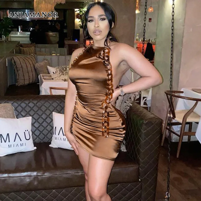 Женское атласное мини-платье с открытой спиной и лямкой на шее 
Женское атласное мини-платье с открытой спиной и лямкой на шее