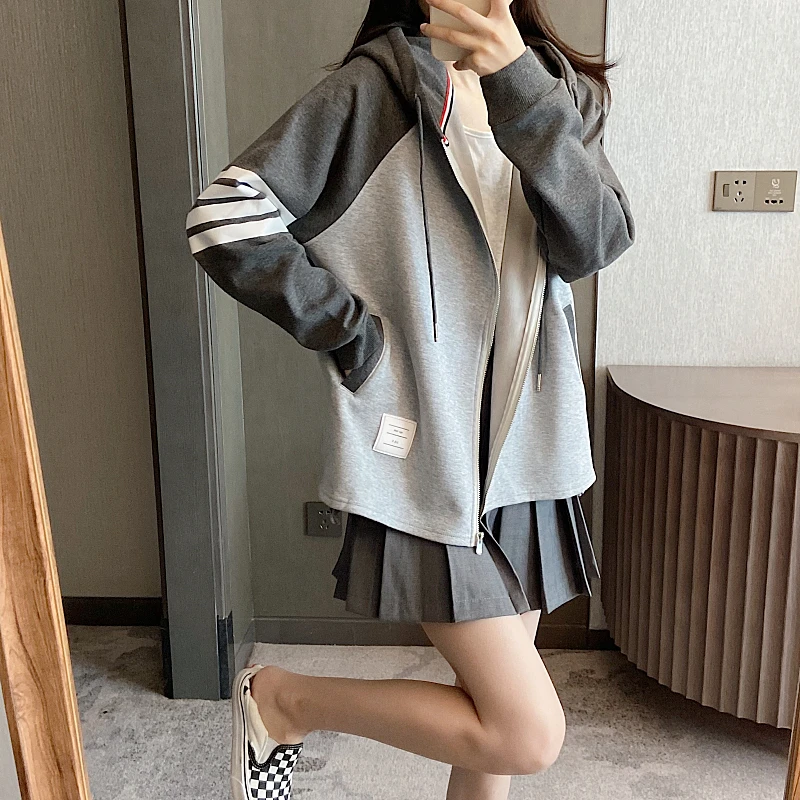 Autumn and Winter 2022 TB Color Blocking Plush Hoodie Women's Loose Casual Four Bar Splicing Thickened Zipper Coat
Autumn and Winter 2022 TB Color Blocking Plush Hoodie Women's Loose Casual Four Bar Splicing Thickened Zipper Coat