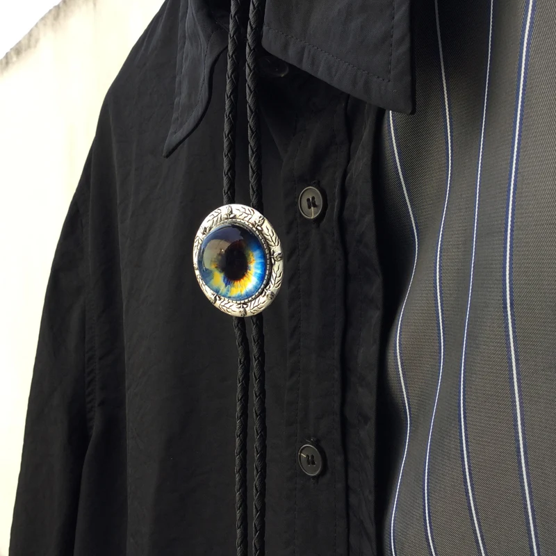 Design originale Western Cowboy bolotie lega triangolo verso il basso bolo tie per uomo personalità cravatta accessorio moda
Design originale Western Cowboy bolotie lega triangolo verso il basso bolo tie per uomo personalità cravatta accessorio moda