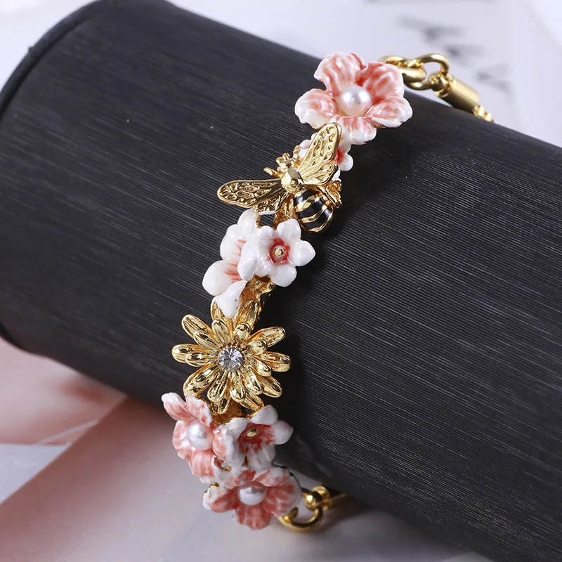 High Quality Luxury Romantic Enamel Pearl Flower Bracelets Bee Charm Adjustable Gold Plated Bracelet Jewelry For Girls Women
High Quality Luxury Romantic Enamel Pearl Flower Bracelets Bee Charm Adjustable Gold Plated Bracelet Jewelry For Girls Women