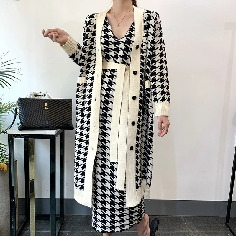 Autumn And Winter Long Cardigan Single-Breasted Loose Plaid Knitted Korean Sweater Coat Fashion Retro Style V-neck Long Coat 
Autumn And Winter Long Cardigan Single-Breasted Loose Plaid Knitted Korean Sweater Coat Fashion Retro Style V-neck Long Coat