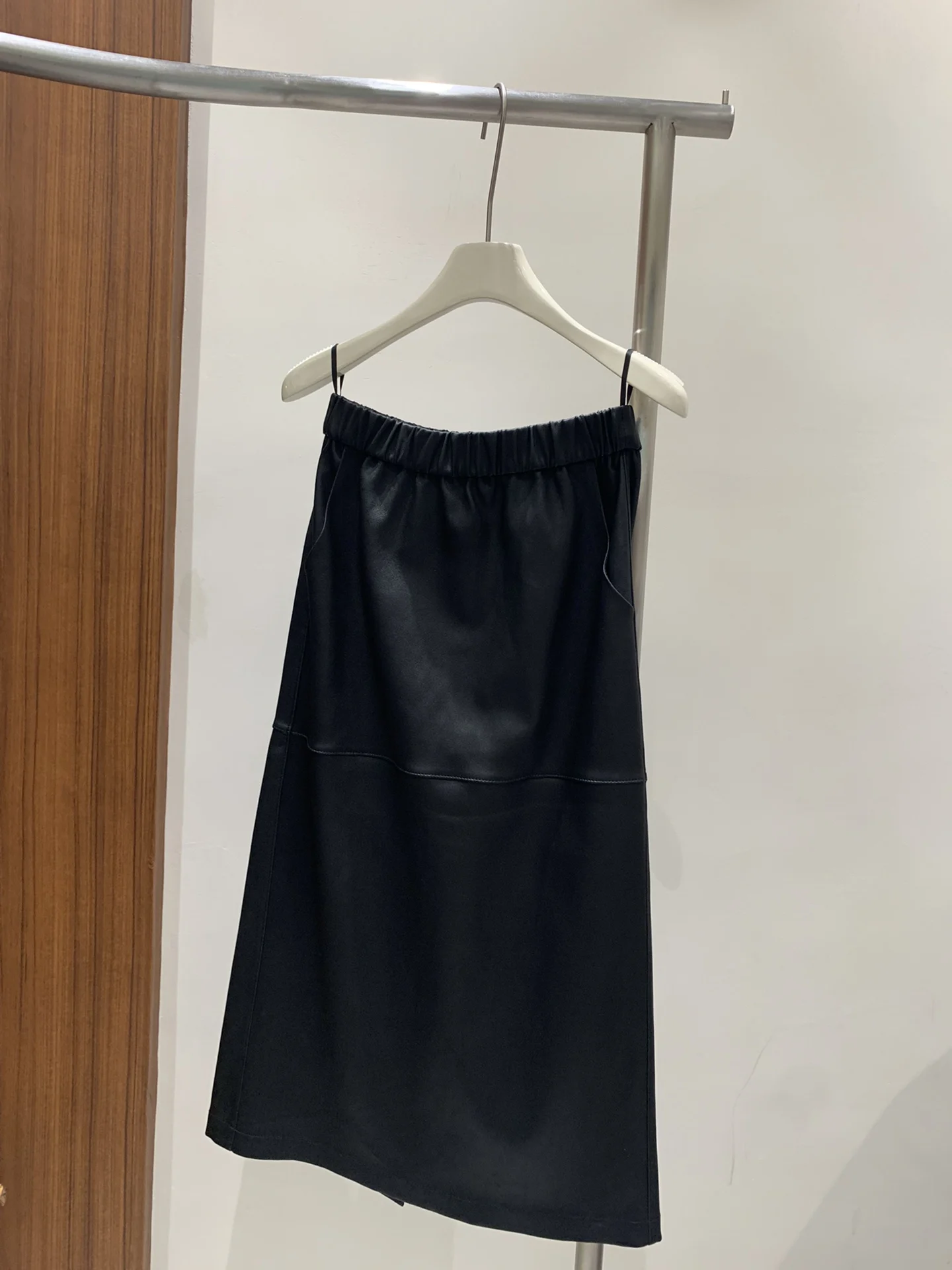 Elastic kid leather casual half skirt huge slimming classic black timeless look durable
Elastic kid leather casual half skirt huge slimming classic black timeless look durable