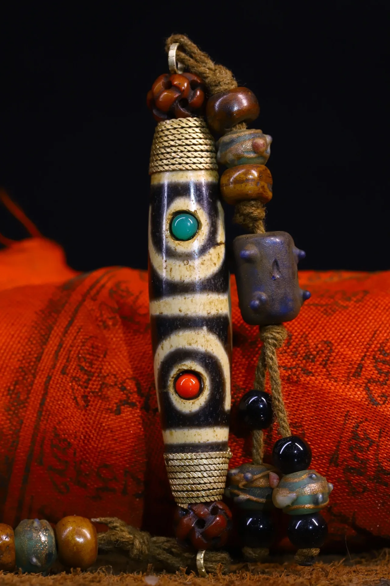 3" Tibetan Temple Collection Old natural agate mosaic Gem Dzi Beads nine eyeballs pendant Amulet Town house Exorcism
3" Tibetan Temple Collection Old natural agate mosaic Gem Dzi Beads nine eyeballs pendant Amulet Town house Exorcism